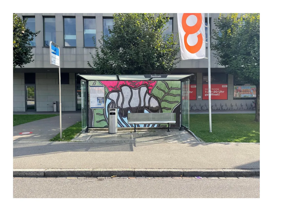 Eine Fotomontage einer Bushaltestelle mit einer bemalten Wand.